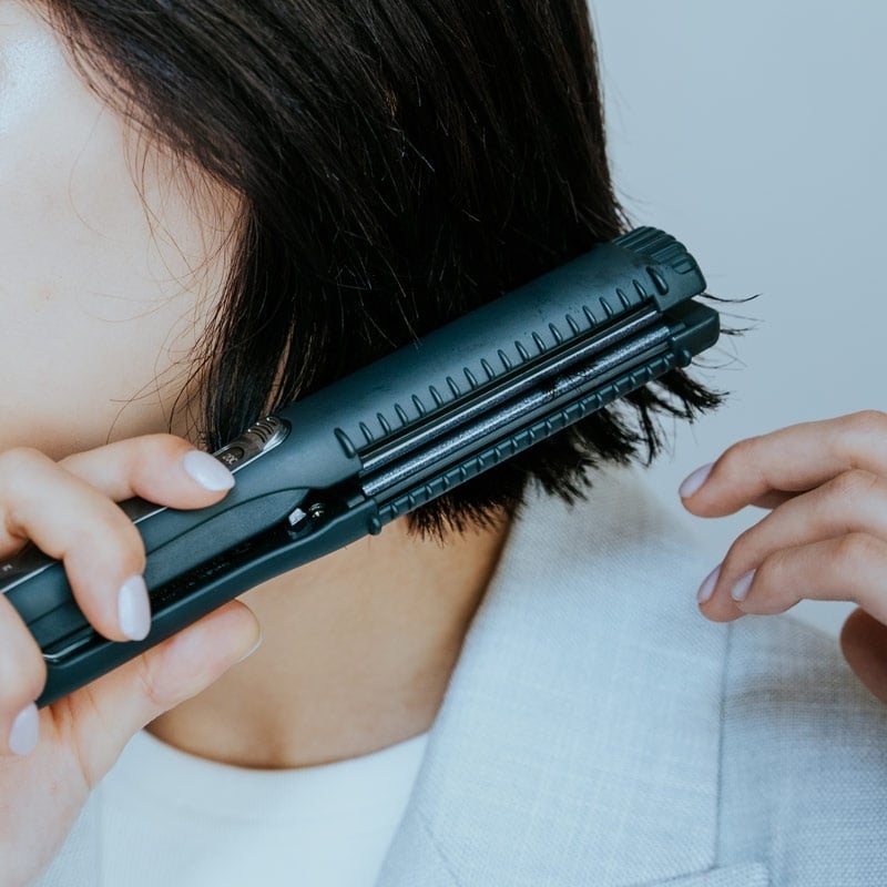 MAGNETHairProストレートアイロンを使用してセットしている画像
